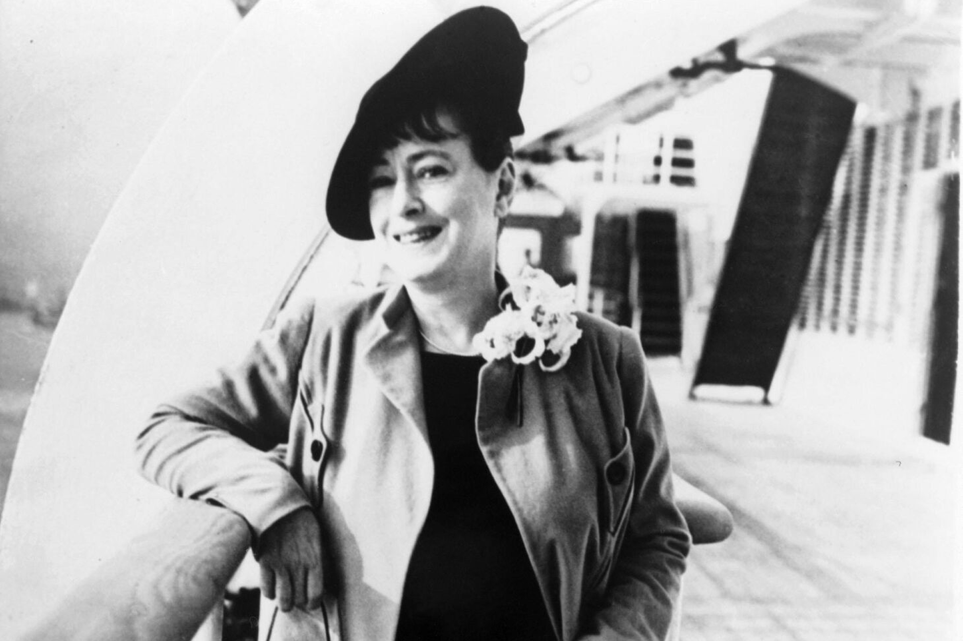 Resumé by Dorothy Parker | Poetry Foundation